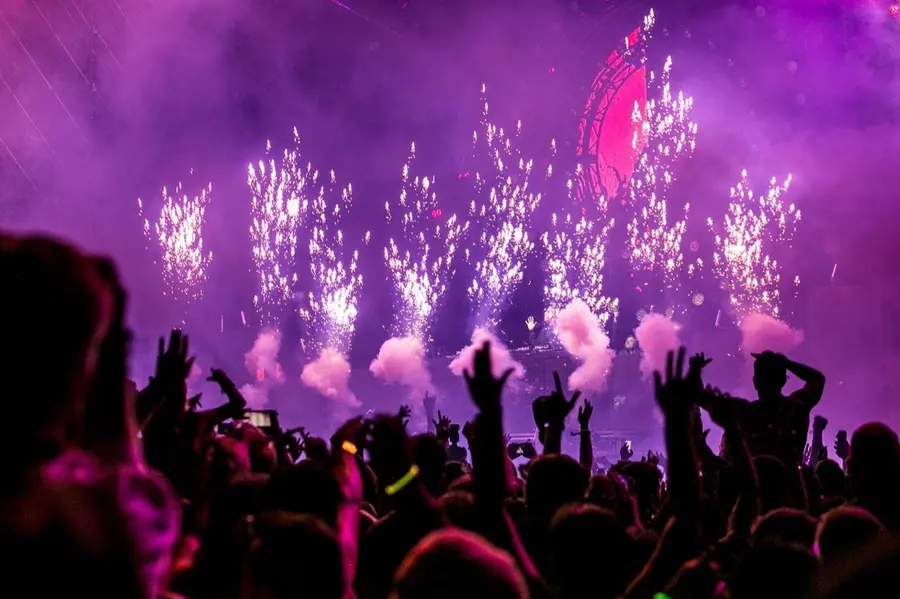 Show com público e luzes de palco